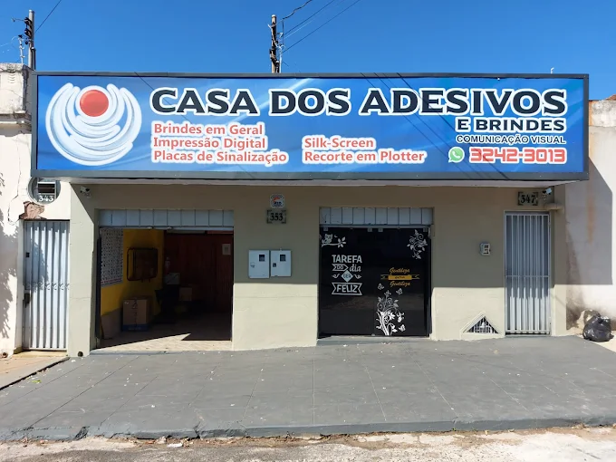 Fachada comercial moderna